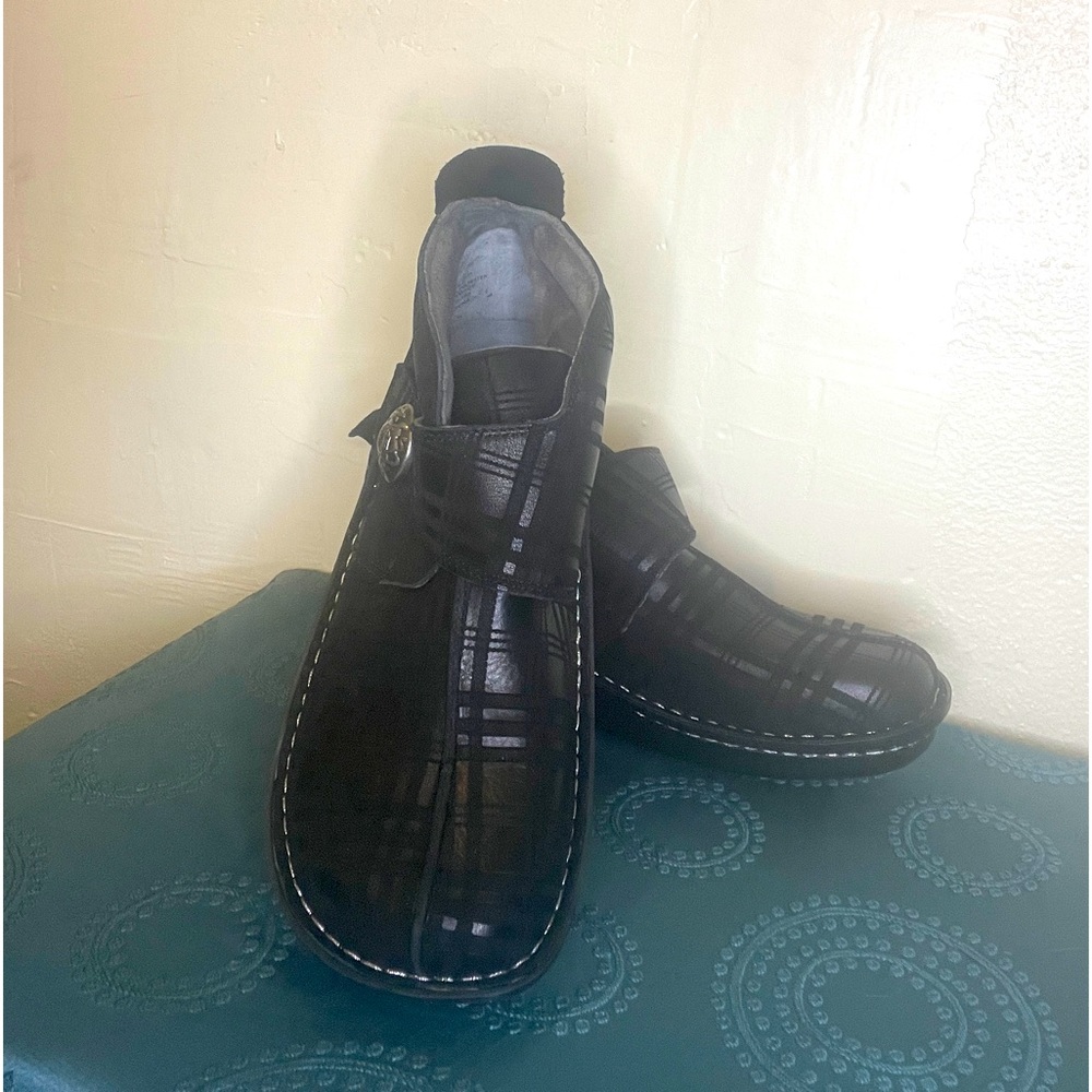 Alegeria size 40, which is a 9.5-10.